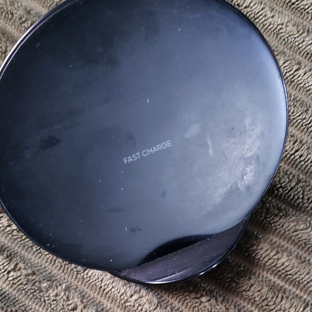 Pre-ow ed Samsung Black Fast Charge Wireless Charger
